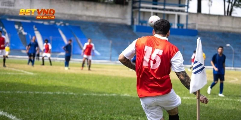 Trọng tài giám sát tình huống đá phạt